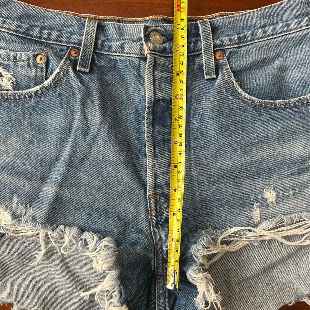 Levi’s 501 cutoff destructed denim 2.5”‎ raw hem high rise shorts - Picture 9 of 10